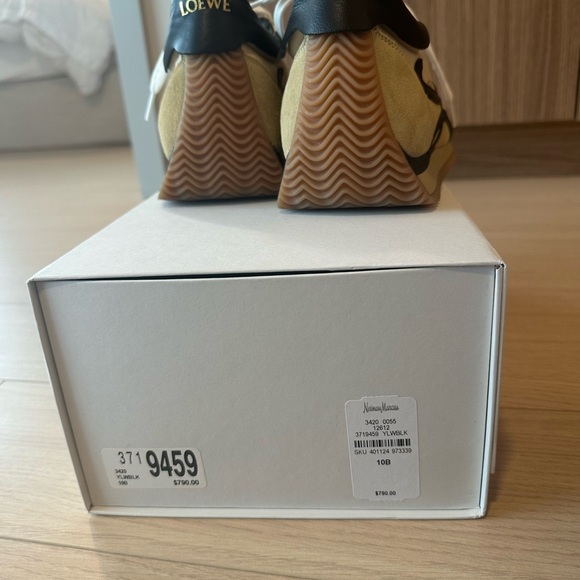 Loewe Tan and Black Sneakers Retro-Inspired Design - Picture 5 of 5